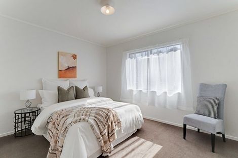 Photo of property in 2/95 Fairclough Road, Beach Haven, Auckland, 0626