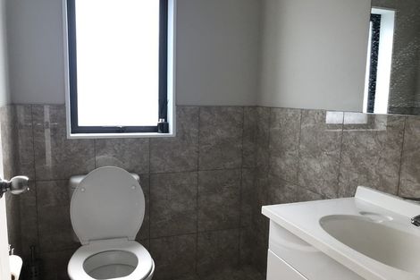 Photo of property in 16 Andover Way, Goodwood Heights, Auckland, 2105