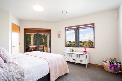 Photo of property in 33 Ruapehu Drive, Fitzherbert, Palmerston North, 4410