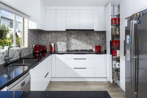 Photo of property in 21 Crimson Park, Oteha, Auckland, 0632