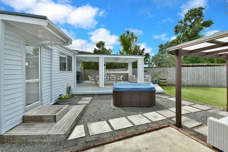 Photo of property in 18 Walton Street, Red Beach, 0932