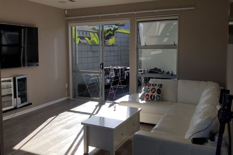 Photo of property in 24 Harrowglen Drive, Northcross, Auckland, 0632