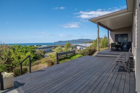 Photo of property in 6 Sunrise Place, Cable Bay, 0420