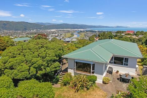 Photo of property in 4 Pekanga Road, Normandale, Lower Hutt, 5010
