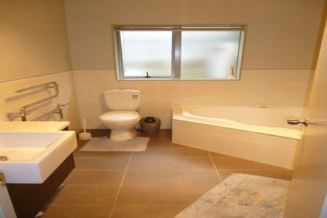 Photo of property in 18 Spoonbill Place, Unsworth Heights, Auckland, 0632