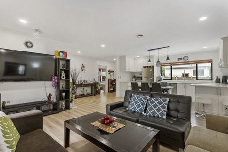 Photo of property in 10/17 Neta Grove, Henderson, Auckland, 0612