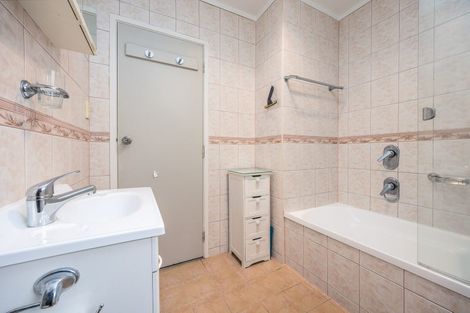 Photo of property in 2/10 Raewyn Place, Pakuranga, Auckland, 2010