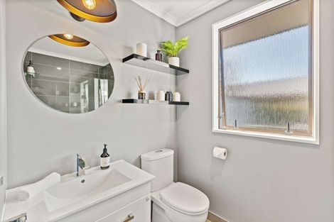 Photo of property in 1/26 Waiora Road, Stanmore Bay, Whangaparaoa, 0932