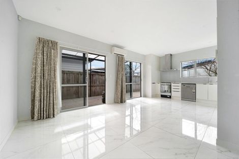 Photo of property in 4a Glenvil Lane, Te Atatu Peninsula, Auckland, 0610