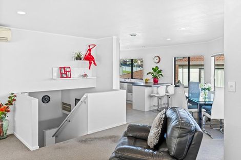 Photo of property in 2/1 Bluefin Way, West Harbour, Auckland, 0618