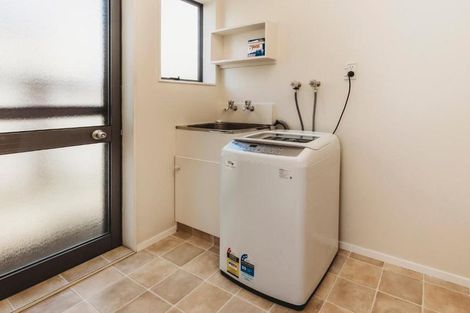 Photo of property in 2/47 Gilbert Street, New Plymouth, 4310