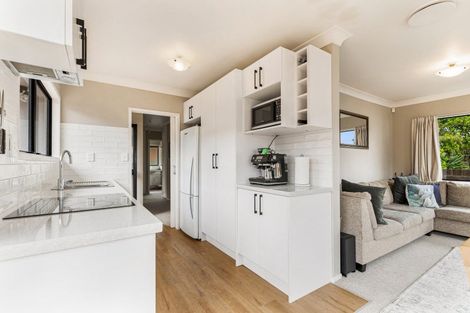 Photo of property in 2 Laura Street, Kelston, Auckland, 0602