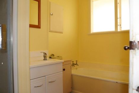 Photo of property in 38 Potter Avenue, Northcote, Auckland, 0627