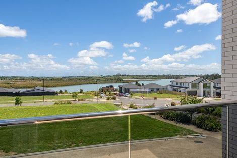 Photo of property in 14 Parkmore Drive, Rosehill, Papakura, 2113