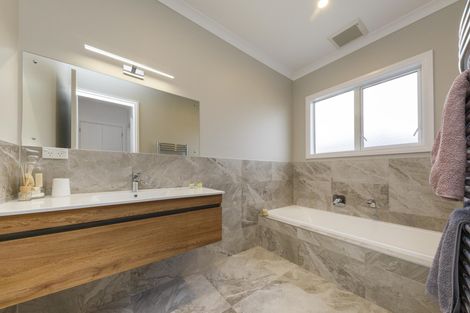 Photo of property in 124 Johnstone Drive, Fitzherbert, Palmerston North, 4410