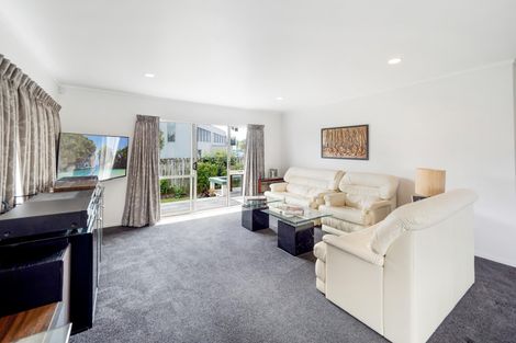 Photo of property in 2/5 Headcorn Place, Botany Downs, Auckland, 2010