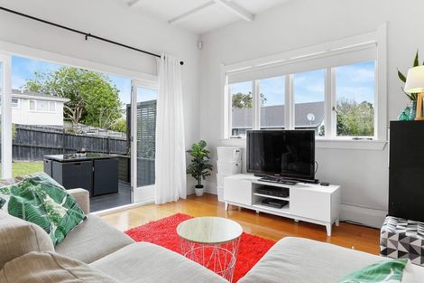 Photo of property in 4 Bowers Road, Glen Eden, Auckland, 0602