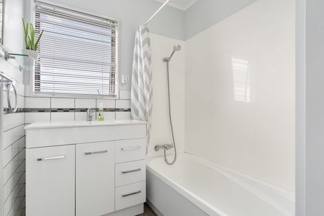 Photo of property in 64 Trias Road, Totara Vale, Auckland, 0629