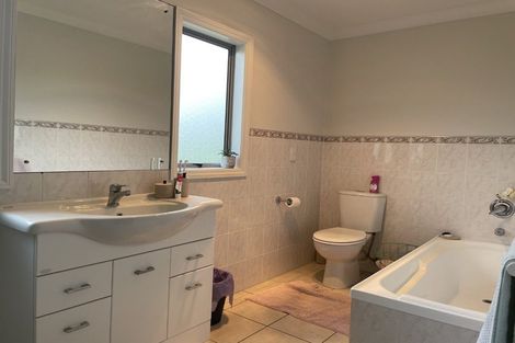 Photo of property in 3 Trelawn Place, Cockle Bay, Auckland, 2014