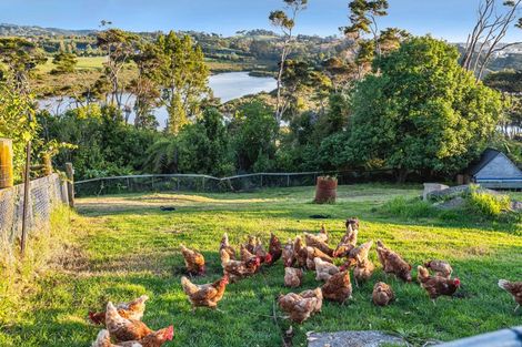 Photo of property in 143 Whangaparaoa Road, Red Beach, 0932