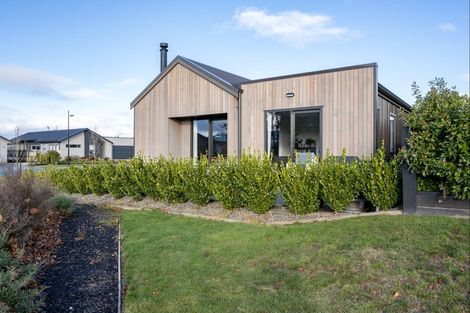 Photo of property in 17 Mount Creighton Crescent, Wanaka, 9305