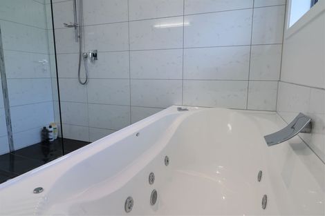 Photo of property in 92 Douglas Street, Highfield, Timaru, 7910