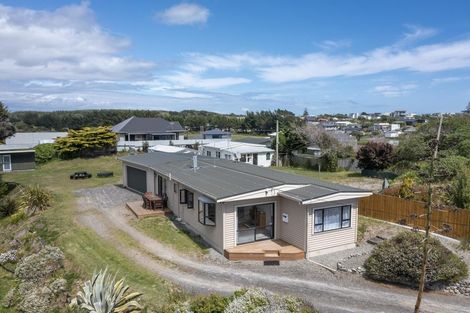 Photo of property in 28 Dewe Terrace, Foxton Beach, Foxton, 4815