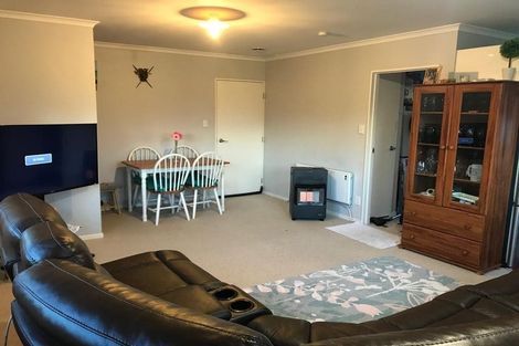 Photo of property in 4 Peachgrove Road, Te Atatu Peninsula, Auckland, 0610