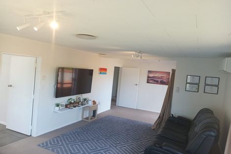 Photo of property in 24 Bartlett Grove, Tawa, Wellington, 5028