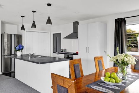 Photo of property in 102 Seaview Road, Westown, New Plymouth, 4310