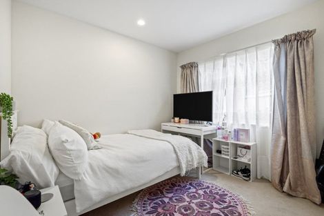 Photo of property in 8 Greenleaf Way, Northcross, Auckland, 0630