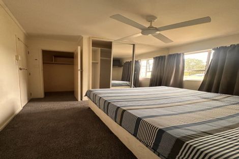 Photo of property in 261 Wairau Road, Totara Vale, Auckland, 0627