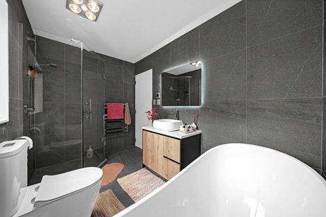 Photo of property in 2a Ballyalton Crescent, Flat Bush, Auckland, 2019