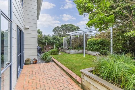 Photo of property in 5 Bayswater Place, Newlands, Wellington, 6037