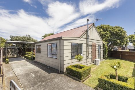 Photo of property in 2 Chatsworth Place, Highbury, Palmerston North, 4412