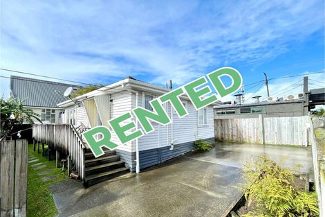 Photo of property in 1 Garadice Road, Rothesay Bay, Auckland, 0630