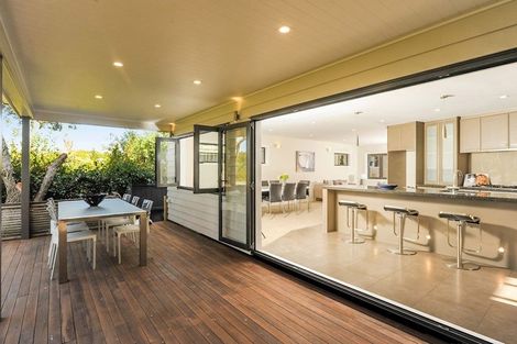 Photo of property in 2/31 Tamaki Drive, Pakuranga, Auckland, 2010