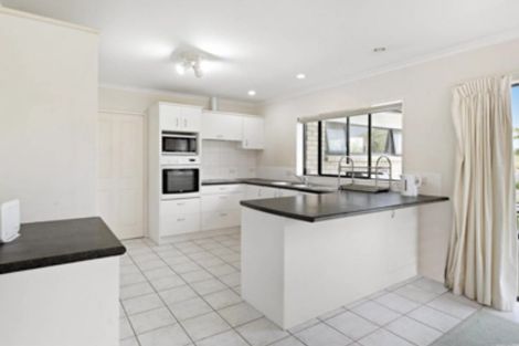 Photo of property in 14 Waimarino Road, Weymouth, Auckland, 2103