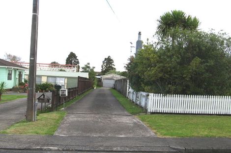 Photo of property in 2/7 Rewarewa Road, Te Atatu Peninsula, Auckland, 0610