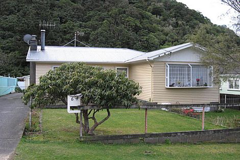 Photo of property in 64 Lees Grove, Wainuiomata, Lower Hutt, 5014