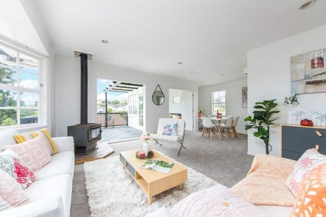 Photo of property in 28 Tamahere Drive, Glenfield, Auckland, 0629