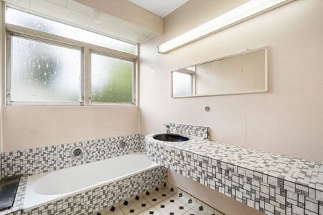 Photo of property in 13 Ennis Avenue, Pakuranga Heights, Auckland, 2010