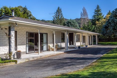 Photo of property in 1 Titoki Grove, Featherston, 5710