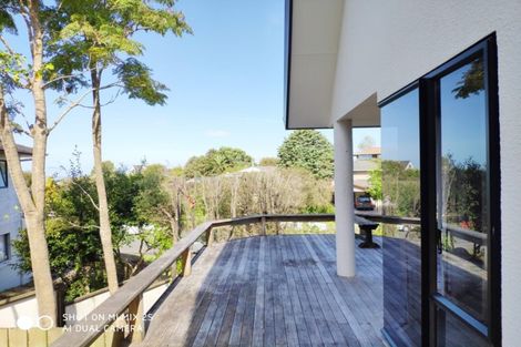 Photo of property in 10 Forsythe Place, Massey, Auckland, 0614