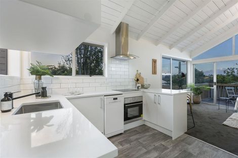 Photo of property in 2/307 Wairau Road, Totara Vale, Auckland, 0627