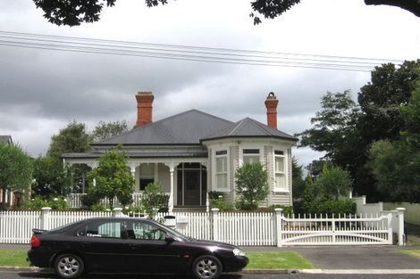 Photo of property in 1 First Avenue, Stanley Point, Auckland, 0624