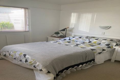 Photo of property in 1/18 Holdaway Avenue, Northcote, Auckland, 0627