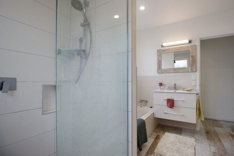 Photo of property in 2/6 Spencer Road, Pinehill, Auckland, 0632