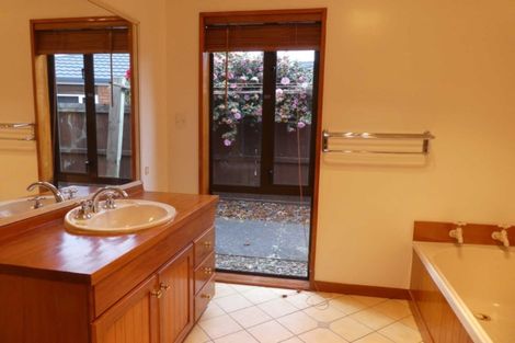 Photo of property in 5 Dorfold Mews, Avonhead, Christchurch, 8042