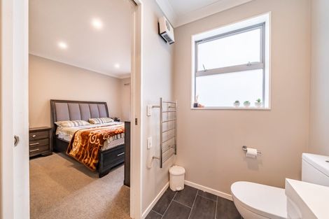 Photo of property in 31 Percy Kinsman Crescent, Riverstone Terraces, Upper Hutt, 5018